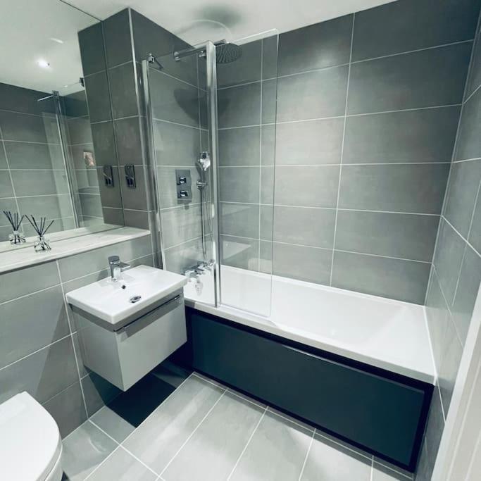 New One Bedroom Luxury Apartment In 솔리헐 외부 사진
