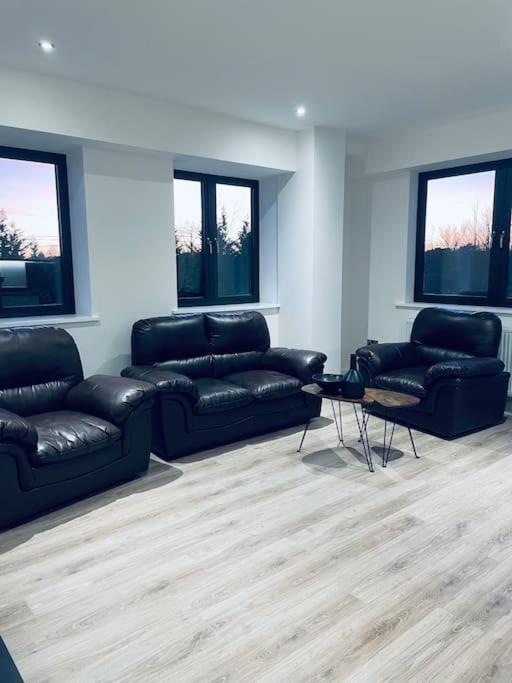New One Bedroom Luxury Apartment In 솔리헐 외부 사진