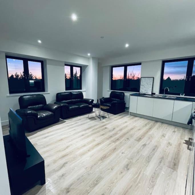 New One Bedroom Luxury Apartment In 솔리헐 외부 사진