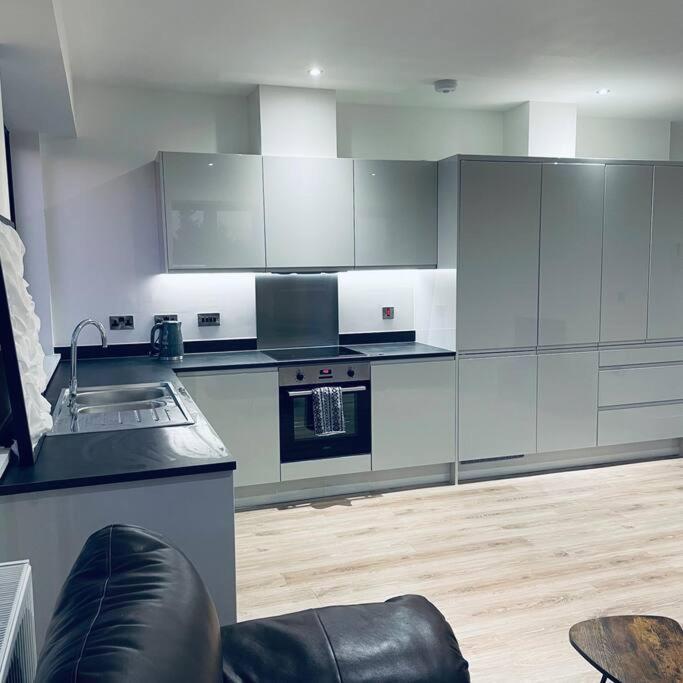 New One Bedroom Luxury Apartment In 솔리헐 외부 사진