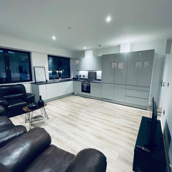 New One Bedroom Luxury Apartment In 솔리헐 외부 사진