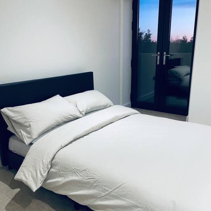 New One Bedroom Luxury Apartment In 솔리헐 외부 사진
