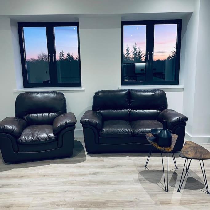 New One Bedroom Luxury Apartment In 솔리헐 외부 사진