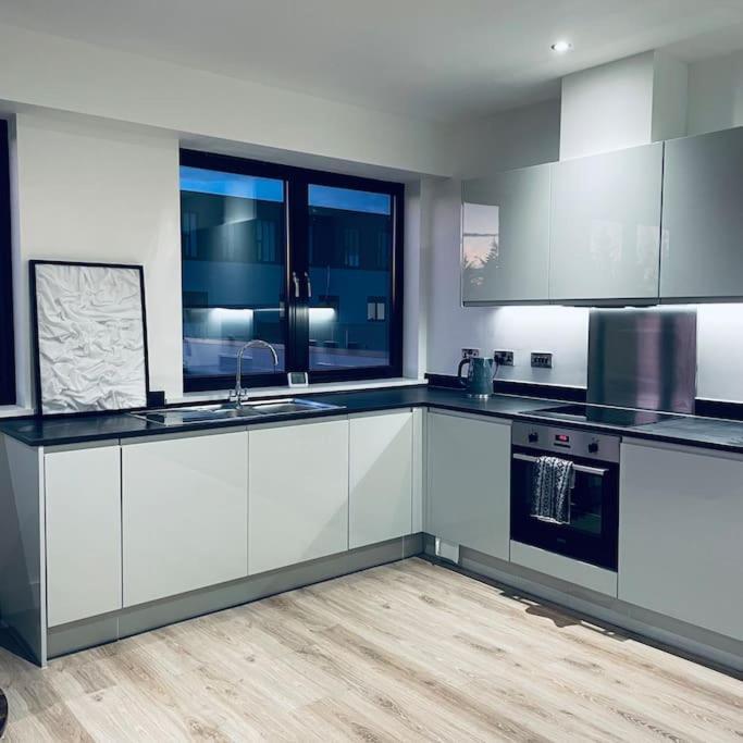 New One Bedroom Luxury Apartment In 솔리헐 외부 사진
