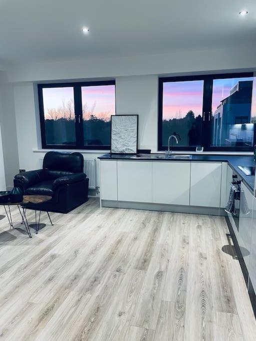 New One Bedroom Luxury Apartment In 솔리헐 외부 사진